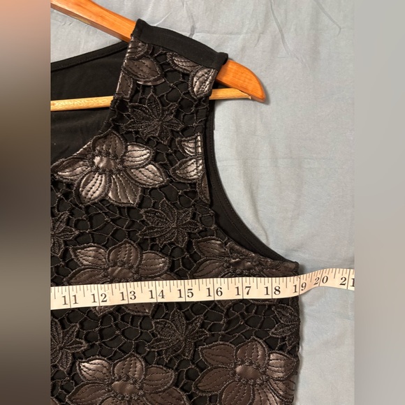 Black Floral Lace Sleeveless Top - Picture 4 of 5